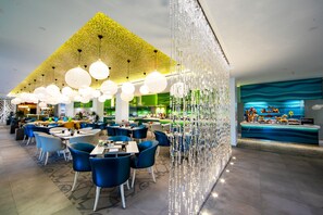 Bữa sáng buffet hàng ngày (12 JOD/mỗi người)