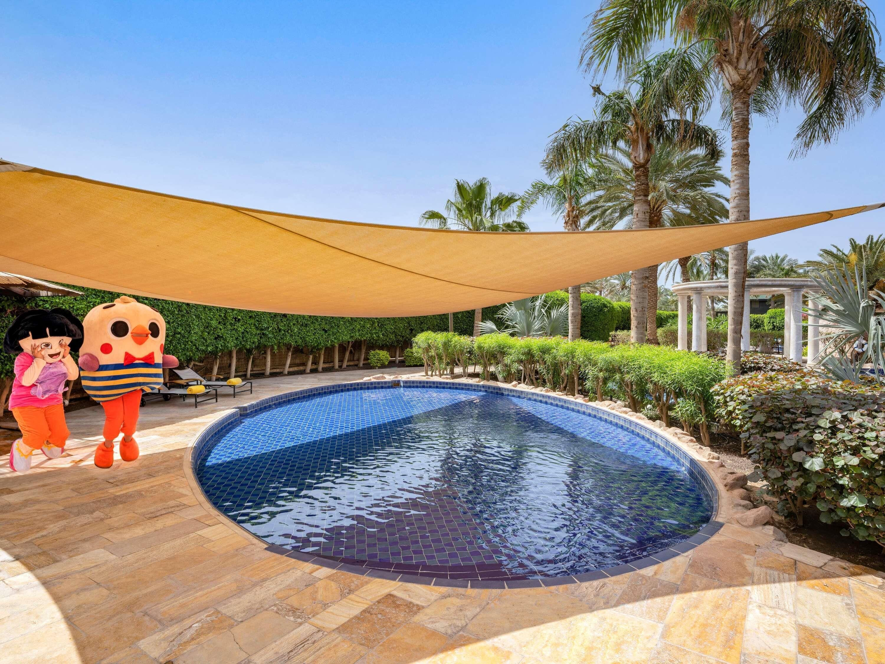 4 buitenzwembaden, parasols bij het zwembad en ligstoelen