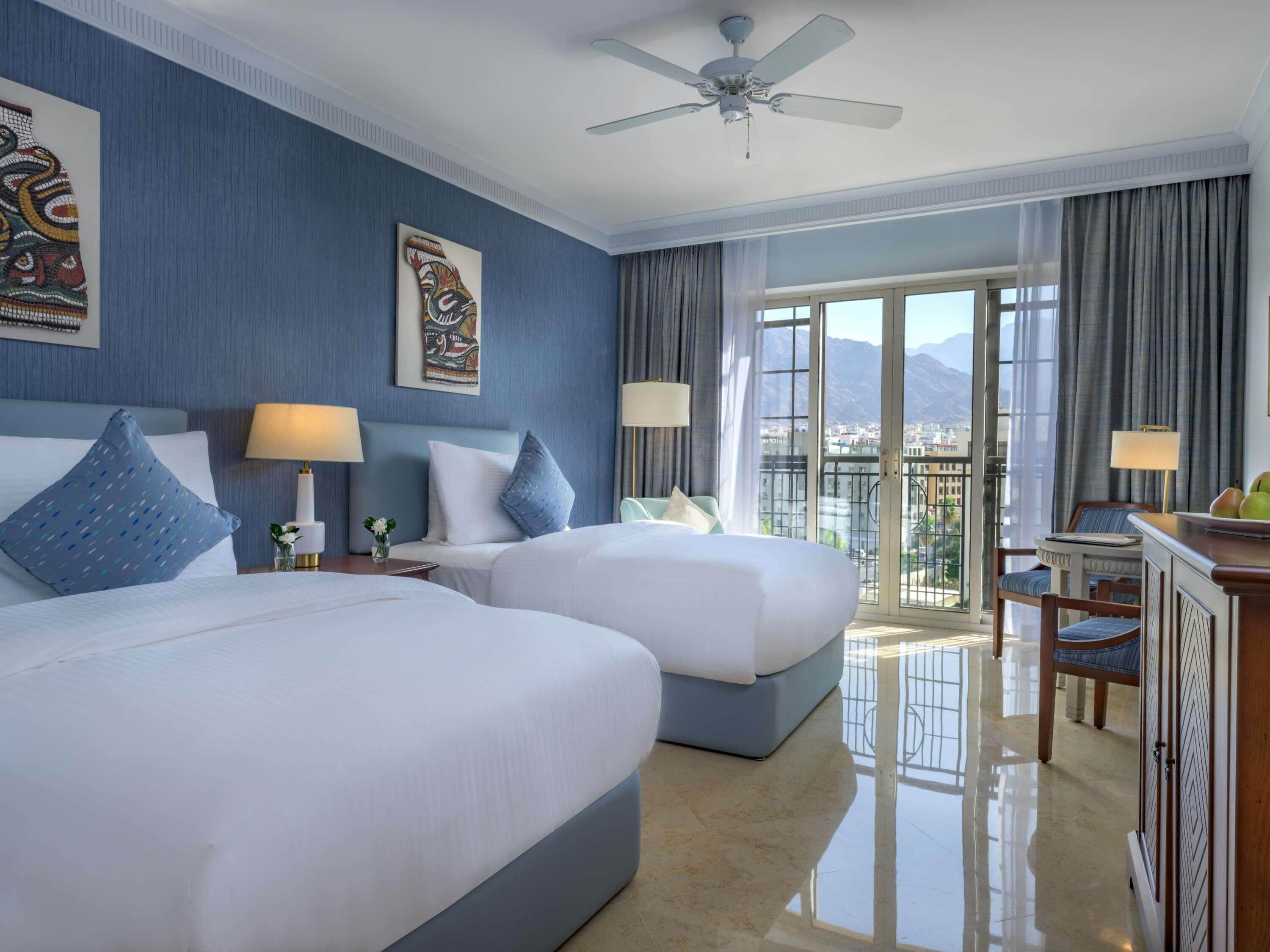 Een kluis op de kamer, een bureau, een laptopwerkplek