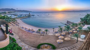 A coastal resort with a beach, palm trees, and a marina. - Mövenpick Resort & Residences Aqaba (Aqaba)