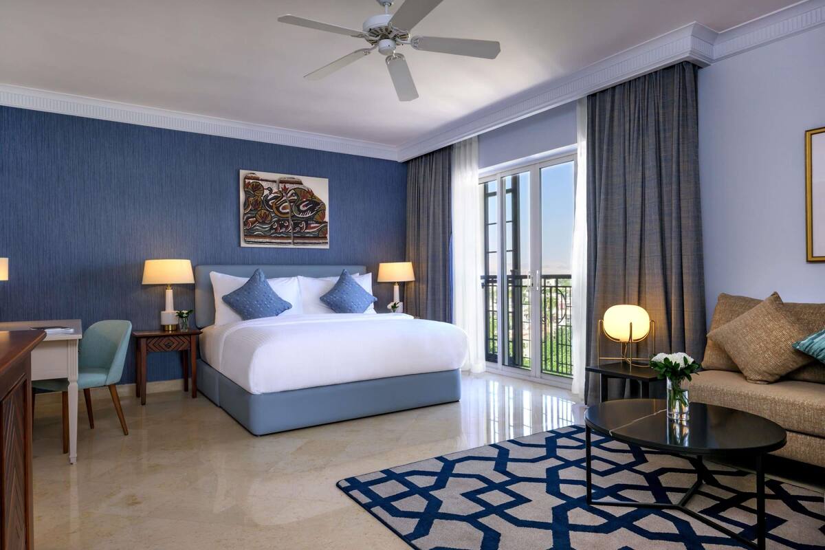 Business Suite | In-room safe, desk, laptop workspace, blackout drapes