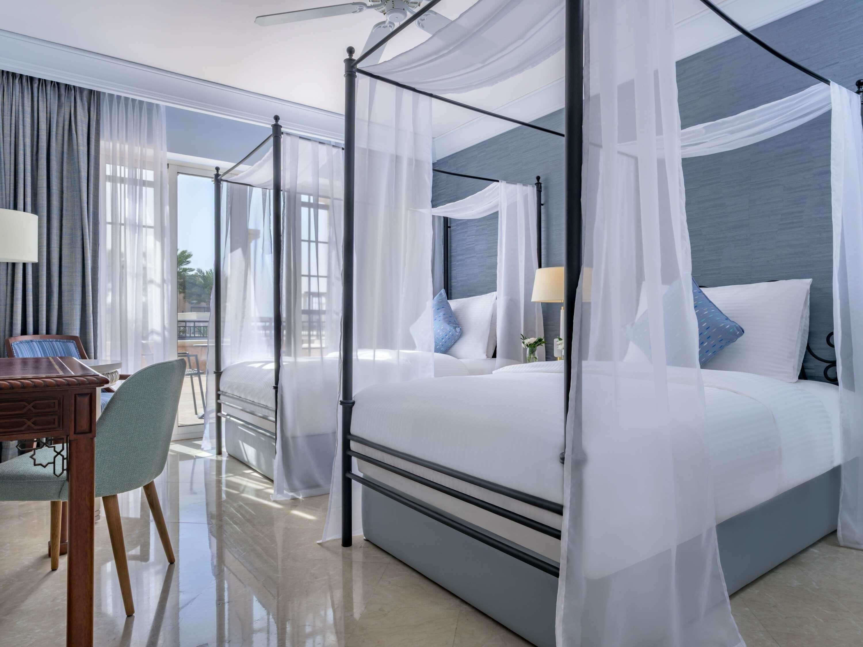 Suite ejecutiva, vistas al mar | Caja fuerte, escritorio, espacio para trabajar con un portátil