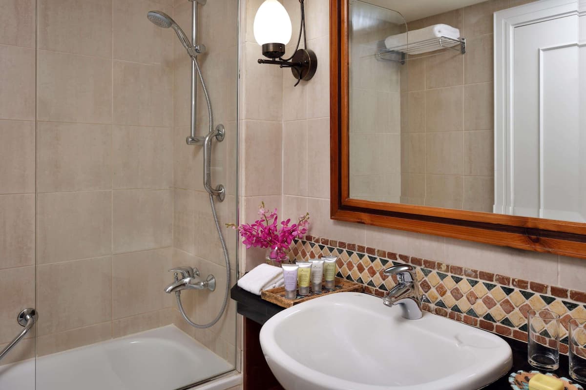 Zimmersafe, Schreibtisch, laptopgeeigneter Arbeitsplatz