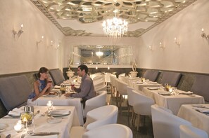 4 restaurants, breakfast, lunch, dinner served; international cuisine - Mövenpick Resort & Residences Aqaba (Aqaba)