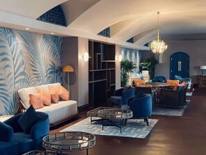 4 restaurants, breakfast, lunch, dinner served; international cuisine  - Mövenpick Resort & Residences Aqaba (Aqaba)