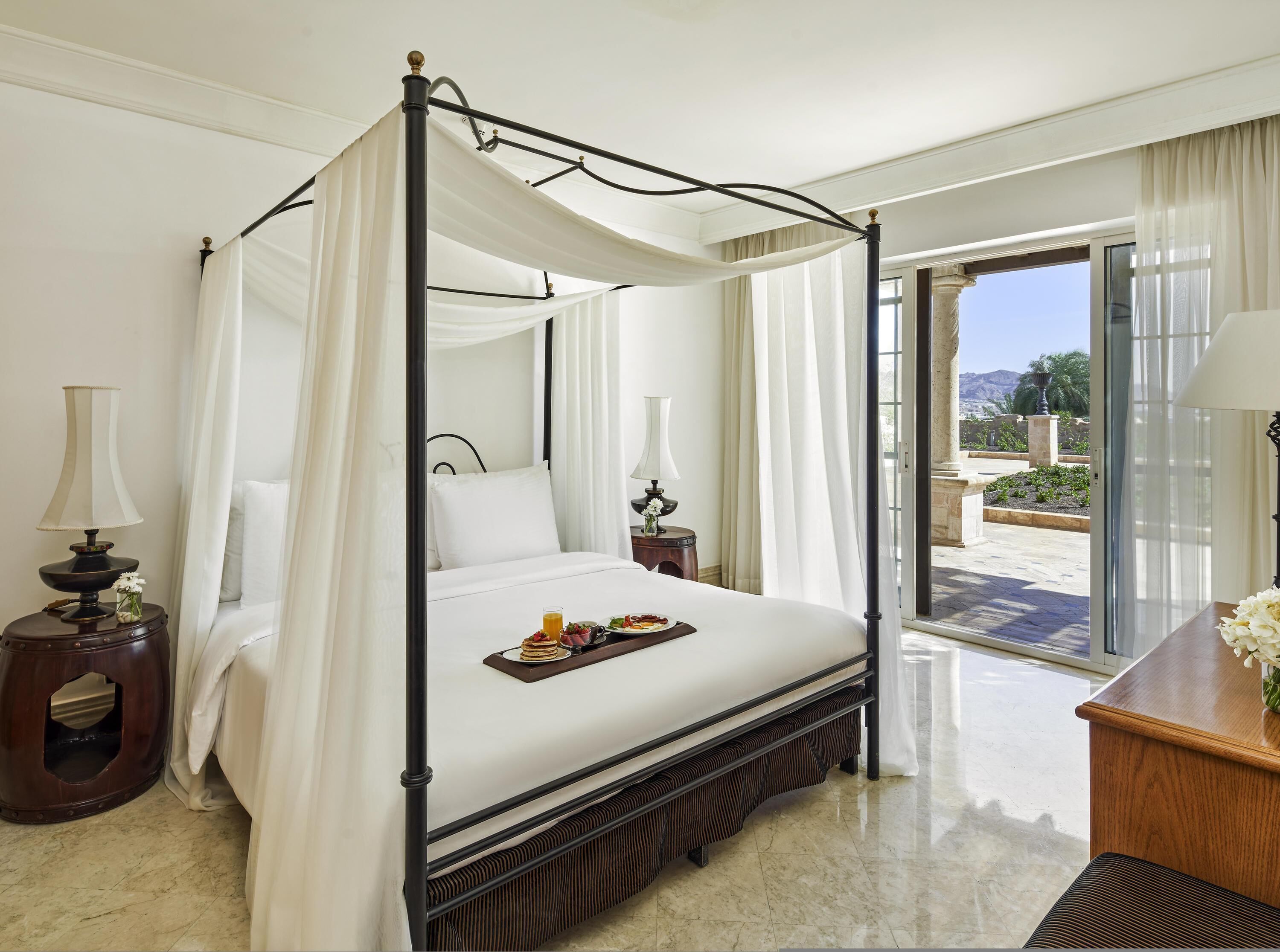 Caja de seguridad en la habitación y escritorio 