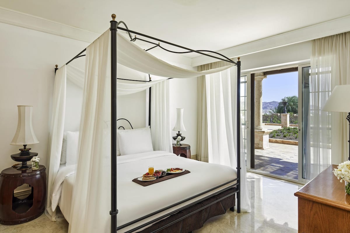 Presidential Suite | In-room safe, desk, laptop workspace, blackout drapes