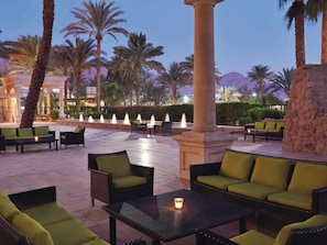 2 bars/lounges, poolside bar, beach bar