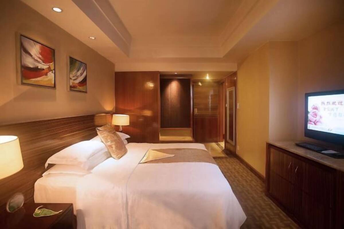 Minibar, rollaway beds (surcharge)