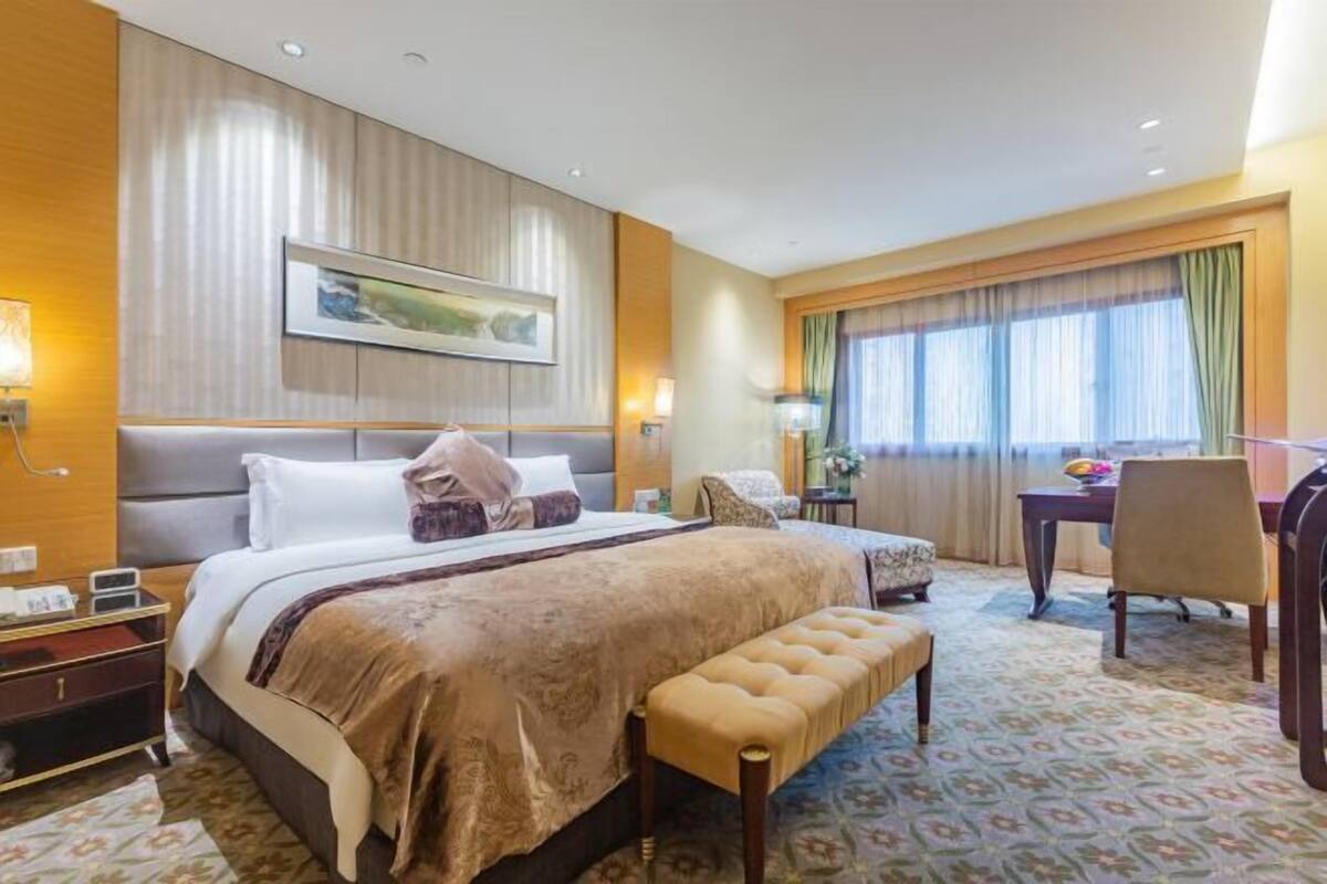 Minibar, rollaway beds (surcharge)