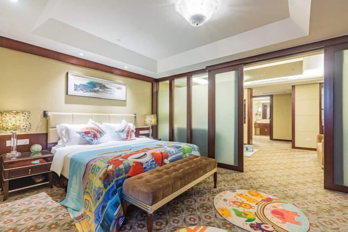 Minibar, rollaway beds (surcharge)