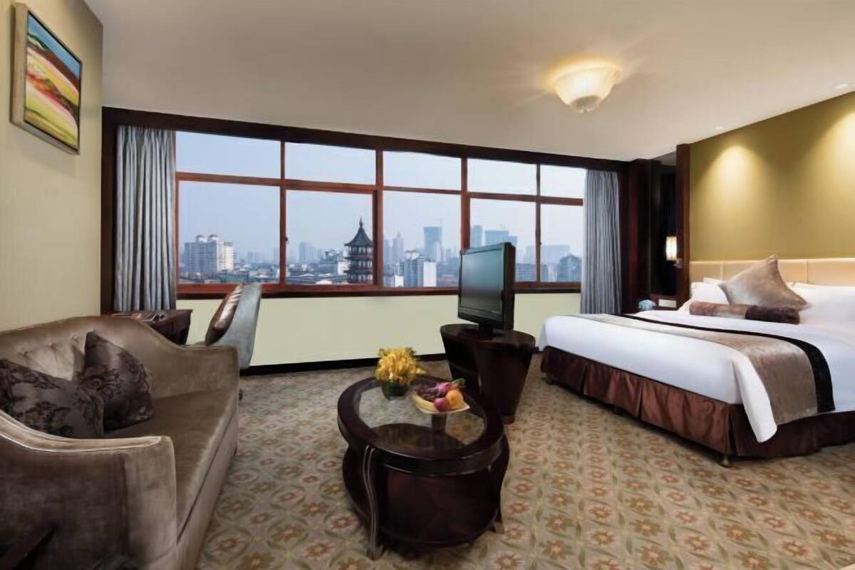 Minibar, rollaway beds (surcharge)