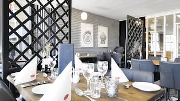Der serveres aftensmad og internationale retter