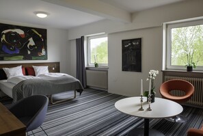 Family Room | Desk, soundproofing, free WiFi, bed sheets