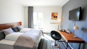 Standard Room, 2 Twin Beds | Desk, soundproofing, free WiFi, bed sheets