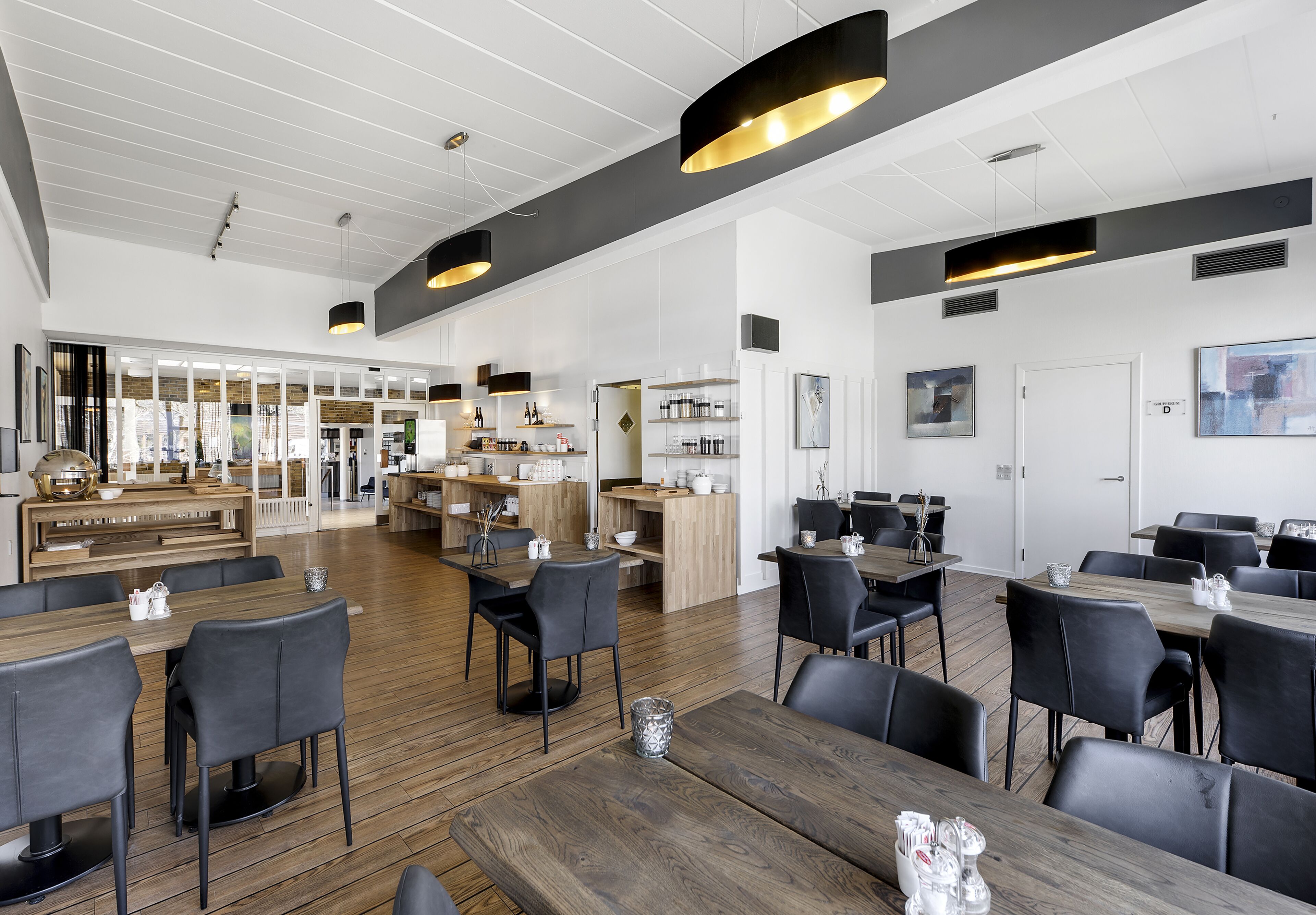 Se sirven cenas y cocina internacional 