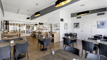 Phục vụ bữa tối, món ăn mang phong cách quốc tế