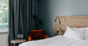 Een kluis op de kamer, een bureau, gratis wifi, beddengoed