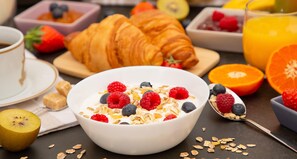 Petit déjeuner buffet servi tous les jours en supplément