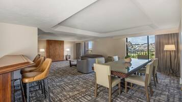 Pillowtop beds, in-room safe, desk, blackout drapes