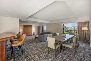 Tilam berlapik, peti besi dalam bilik, meja, langsir/tirai gelap terus 