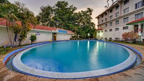 Outdoor pool - Ramee Guestline Hotel TIRUPATI (Tirupati)