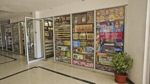Gift shop - Ramee Guestline Hotel TIRUPATI (Tirupati)