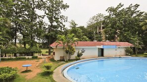 Una piscina al aire libre