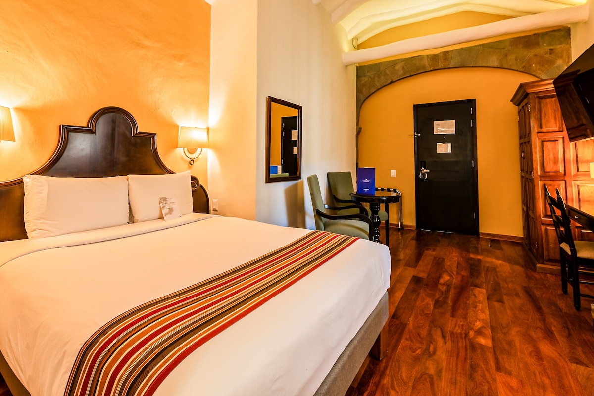 Minibar, caja de seguridad en la habitación y escritorio