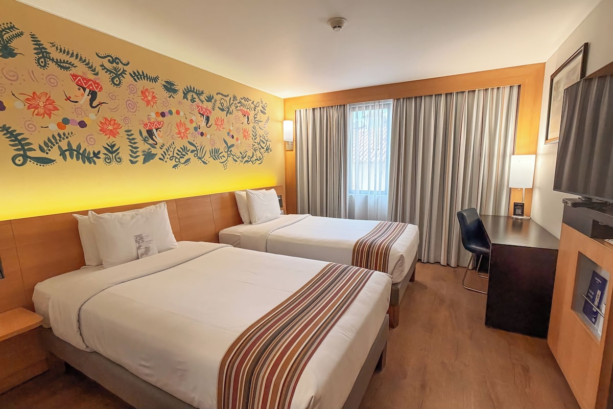 Standard Room, 2 Twin Beds | Minibar, in-room safe, desk, iron/ironing board (on request)