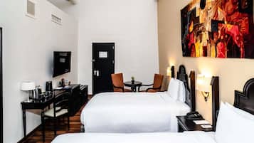 Habitación, 2 camas individuales (Colonial) | Minibar, caja fuerte, escritorio y tabla de planchar con plancha