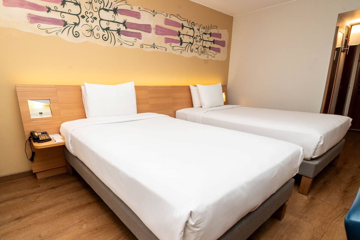 Standard Room, 2 Twin Beds | 1 bedroom, minibar, in-room safe, desk