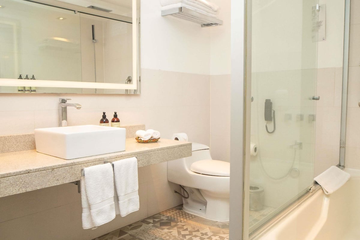 habitación colonial matrimonial | minibar, in-room safe, desk, iron/ironing board