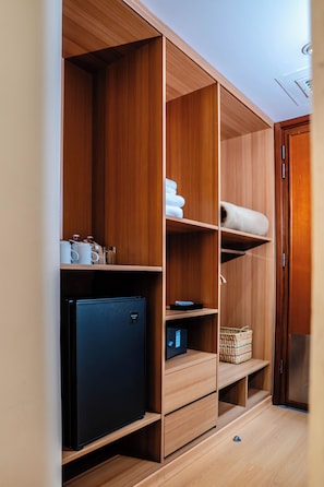 Standard Room, 1 Double Bed | Minibar, in-room safe, desk, iron/ironing board