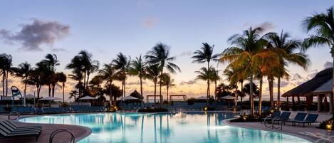 2 piscines extérieures, cabanas (supplément), parasols