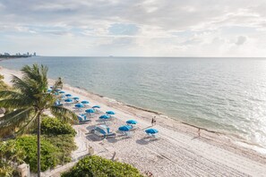 Plage, cabines (en supplément), chaises longues, parasols