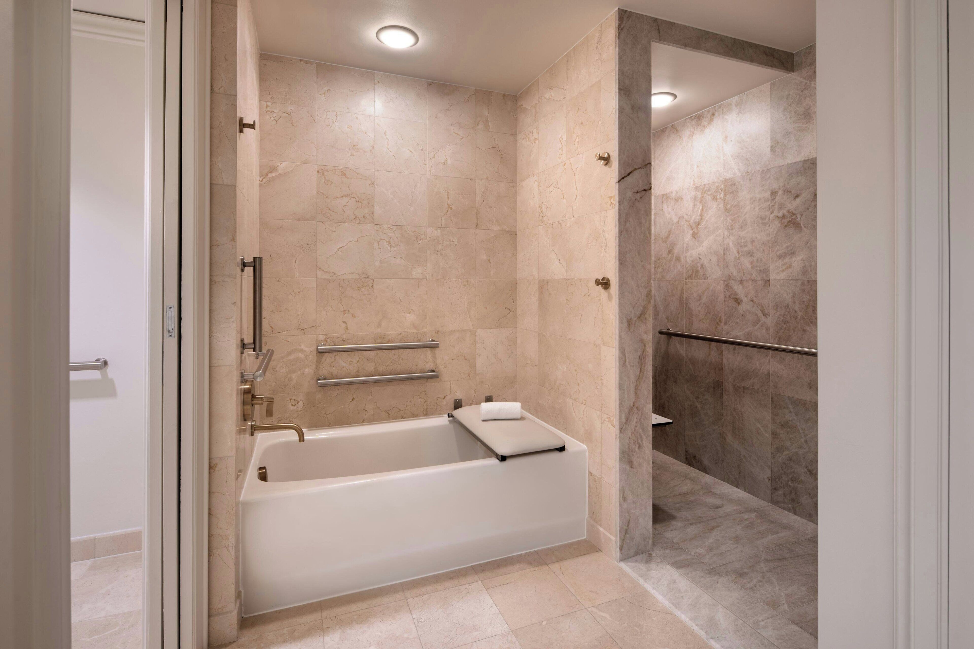 Svit Executive - 1 sovrum - viss havsutsikt (Balcony) | Sängtillbehör av högsta kvalitet, duntäcken, bäddmadrasser och minibar