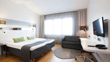 Superior kamer (Family) | Een minibar, een kluis op de kamer, een bureau, verduisterende gordijnen