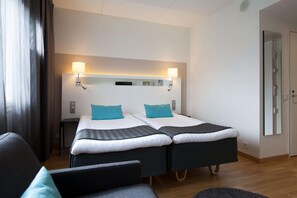 Family Room | Minibar, in-room safe, desk, blackout drapes