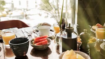 Dagelijks ontbijtbuffet (EUR 21 per persoon)