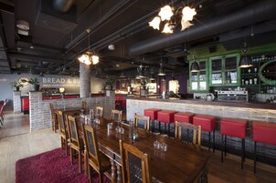 供应早餐、午餐和晚餐