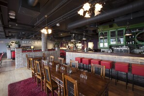Déjeuner, dîner et souper servis sur place
