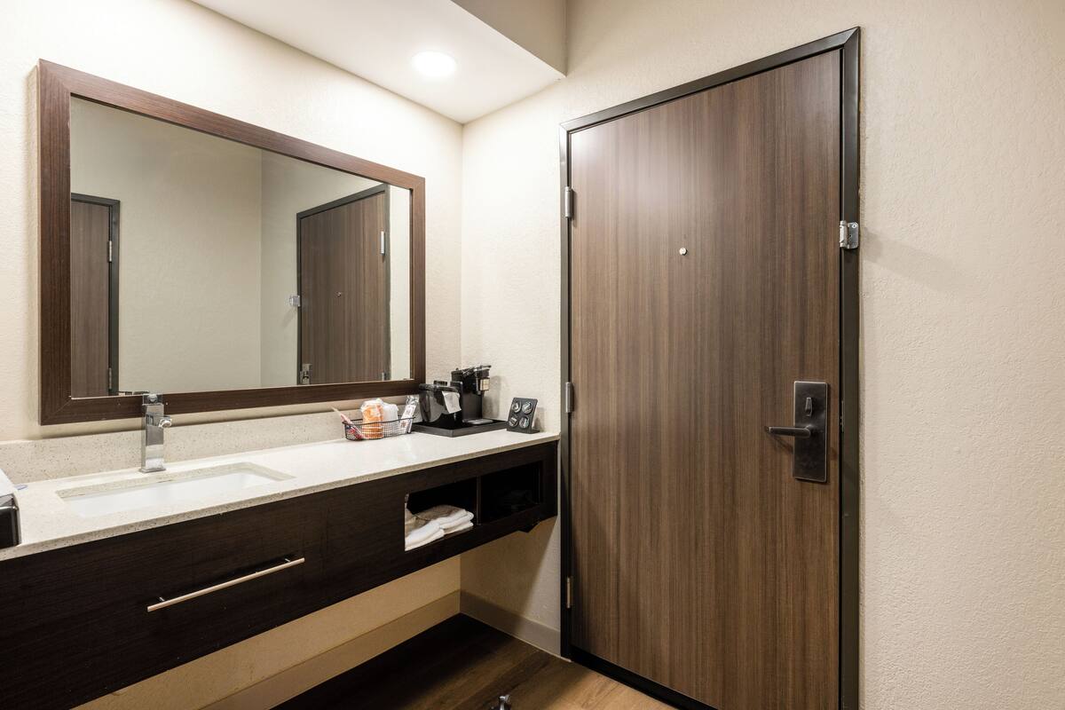 combined shower/bathtub, free toiletries, hair dryer, towels