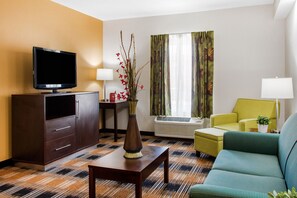 Lakosztály, 1 king (extra méretű) franciaágy és egy kinyitható kanapé (2 Person Sofa bed) | Nappalirész | Síkképernyős tévé