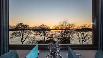 Frukost, lunch och middag serveras och det finns Àven utsikt mot havet.