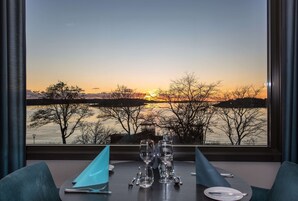 Serviço de café da manhã, almoço, jantar; vistas para o mar