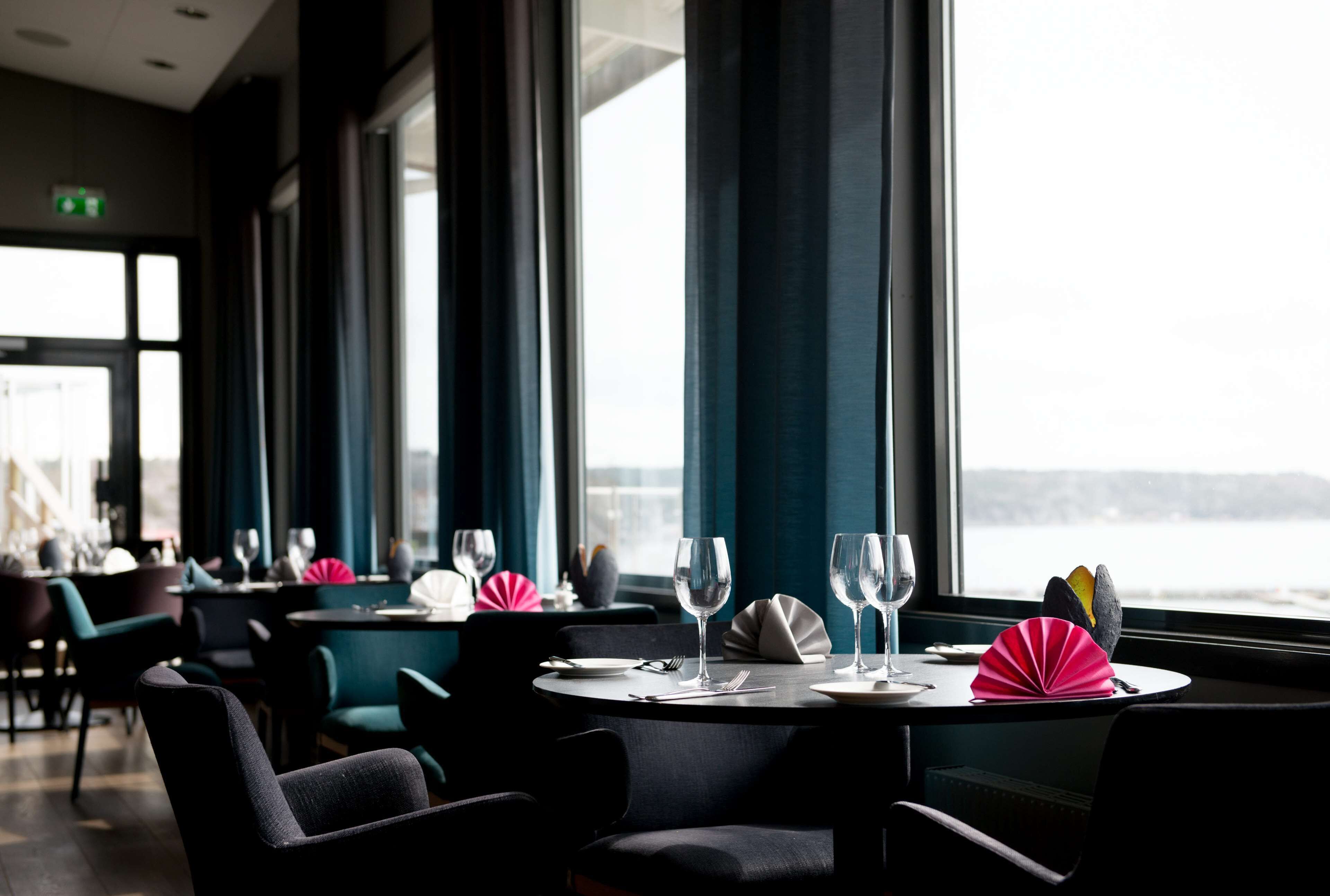 breakfast, lunch, dinner served; sea views