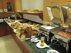 Buffet déjeuner (8 USD par personne)