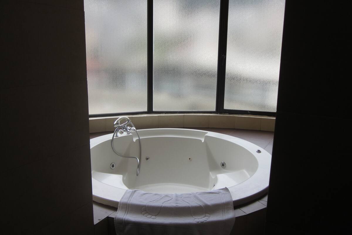 presidential suite, mountain view | jetted bathtub