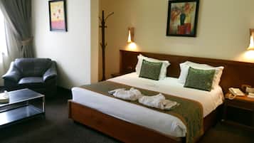 Presidentiële suite, uitzicht op bergen | Woonruimte | Een 32-inch ledtelevisie met kabelzenders en een televisie